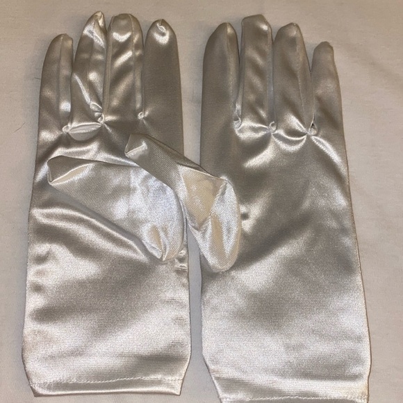 White gloves with pearl accent - Picture 2 of 4